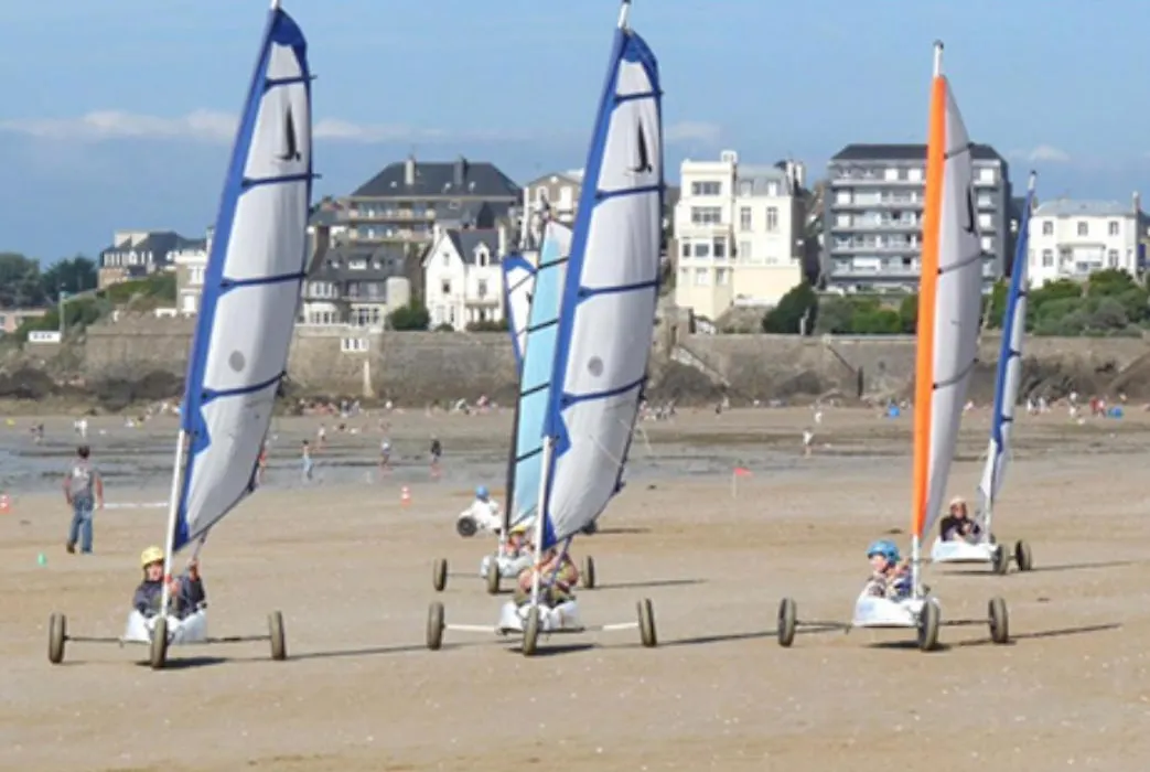 STUDIO 3 Mn de la PLAGE Terrasse Vélos Proche de la ville fortifiée-1